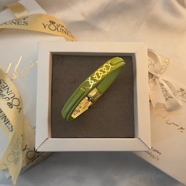 تصویر دوم دستبند طلا زنانه چرم مربعی